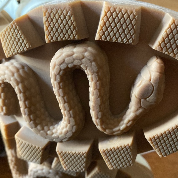 Gucci Women's Cream Ankle Boots with Logo Detail 35.5  is size . Made in Italy - Picture 8 of 13